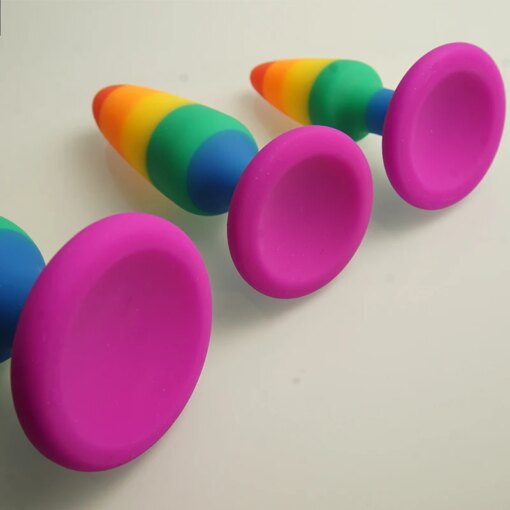 Plugue Anal Arco-Íris em Silicone Líquido com Ventosa - Imagem 5
