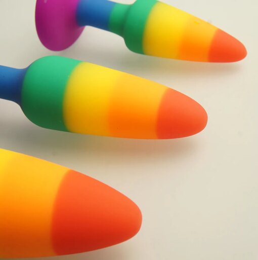 Plugue Anal Arco-Íris em Silicone Líquido com Ventosa - Imagem 4