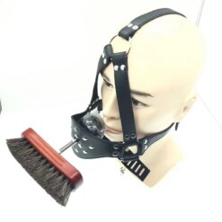 Arreio de Cabeça BDSM com Mordaça Aberta e Escova de Engraxate Removível | Couro Preto com Cadeado