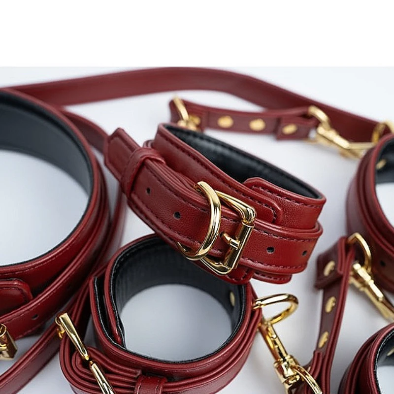 Kit Bondage de Couro Vinho com Coleira, Algemas e Tornozeleiras | Ferragem Dourada - Imagem 2