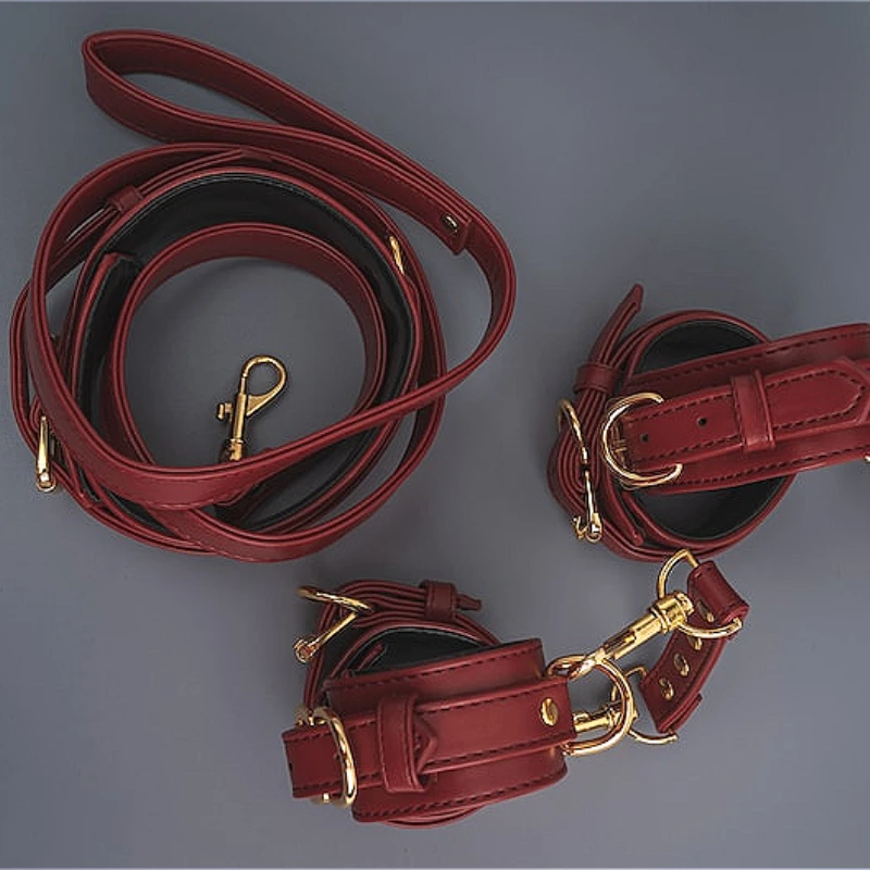 Kit Bondage de Couro Vinho com Coleira, Algemas e Tornozeleiras | Ferragem Dourada - Imagem 6