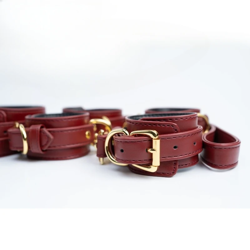 Kit Bondage de Couro Vinho com Coleira, Algemas e Tornozeleiras | Ferragem Dourada - Imagem 3