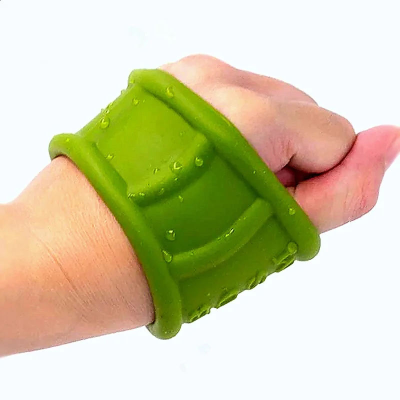 Silicone elastico esticado na mao