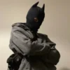 Balaclava preta com chifres de demônio vista de perfil