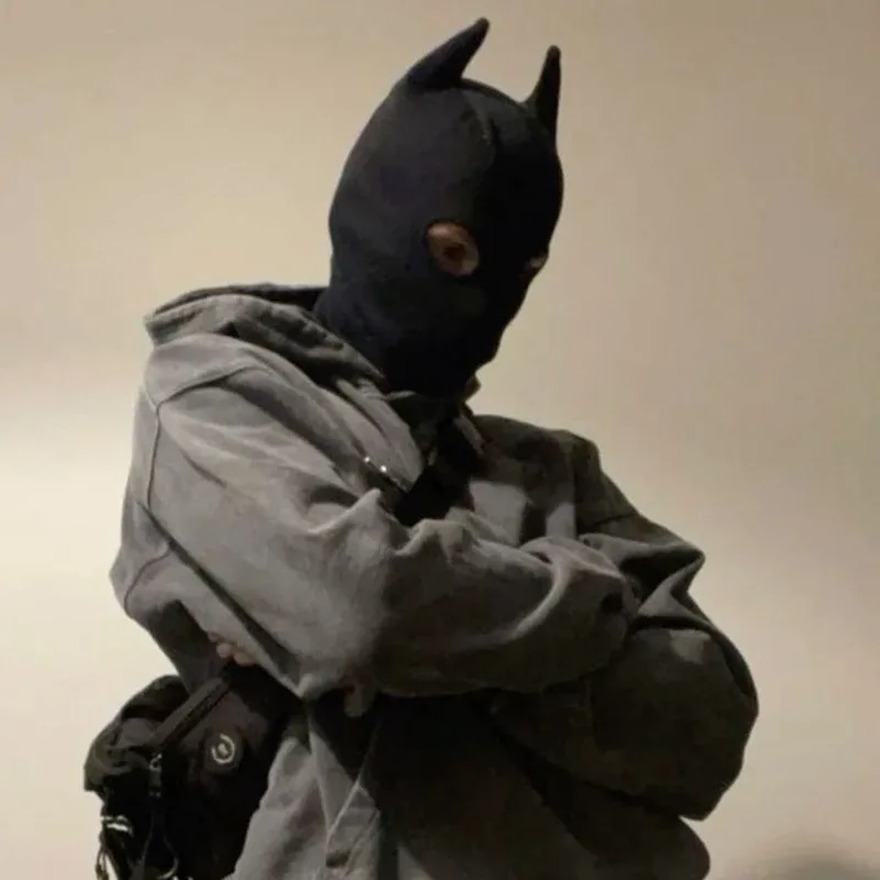 Balaclava preta com chifres de demônio vista de perfil