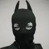 Balaclava preta de malha com chifres de demônio e abertura só para os olhos