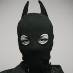 Balaclava preta de malha com chifres de demônio e abertura só para os olhos
