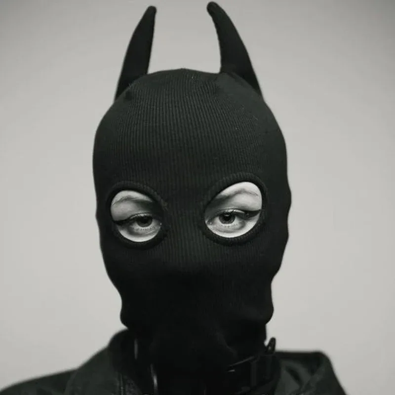 Balaclava preta de malha com chifres de demônio e abertura só para os olhos