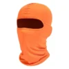 Balaclava laranja de tecido elástico com abertura única para os olhos