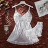 Conjunto de camisola babydoll de tule branca com renda floral e calcinha fio dental