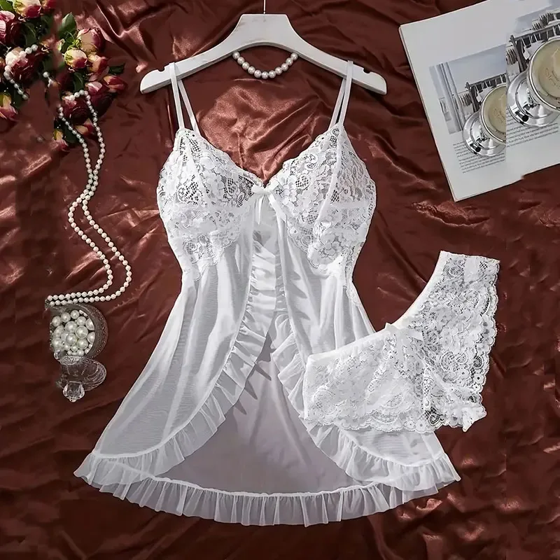 Conjunto de camisola babydoll de tule branca com renda floral e calcinha fio dental