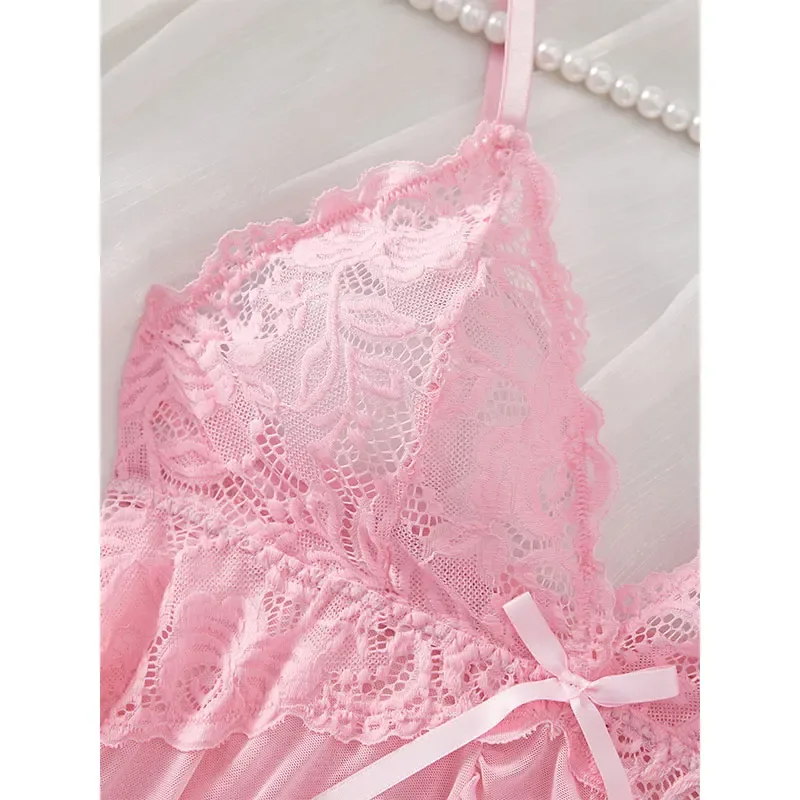 Close da renda floral bordada no bojo da camisola babydoll, com laço de cetim no decote