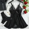 Conjunto de camisola babydoll de tule preta com renda floral e calcinha fio dental