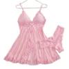 Camisola babydoll de tule rosa com renda floral no cabide, com calcinha fio dental combinando