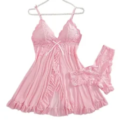 Camisola babydoll de tule rosa com renda floral no cabide, com calcinha fio dental combinando