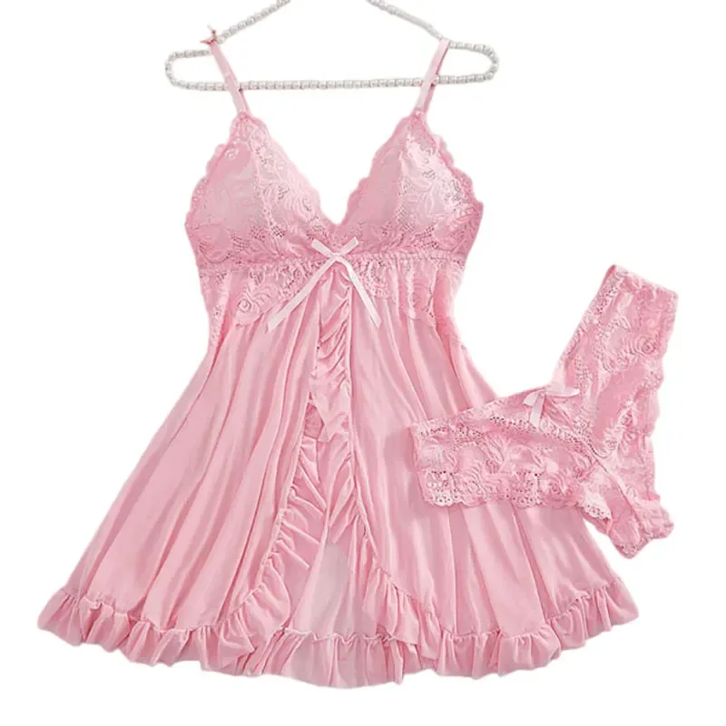 Camisola babydoll de tule rosa com renda floral no cabide, com calcinha fio dental combinando