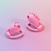 Detalhe da letra SLUT recortada na tela do cinto de castidade rosa
