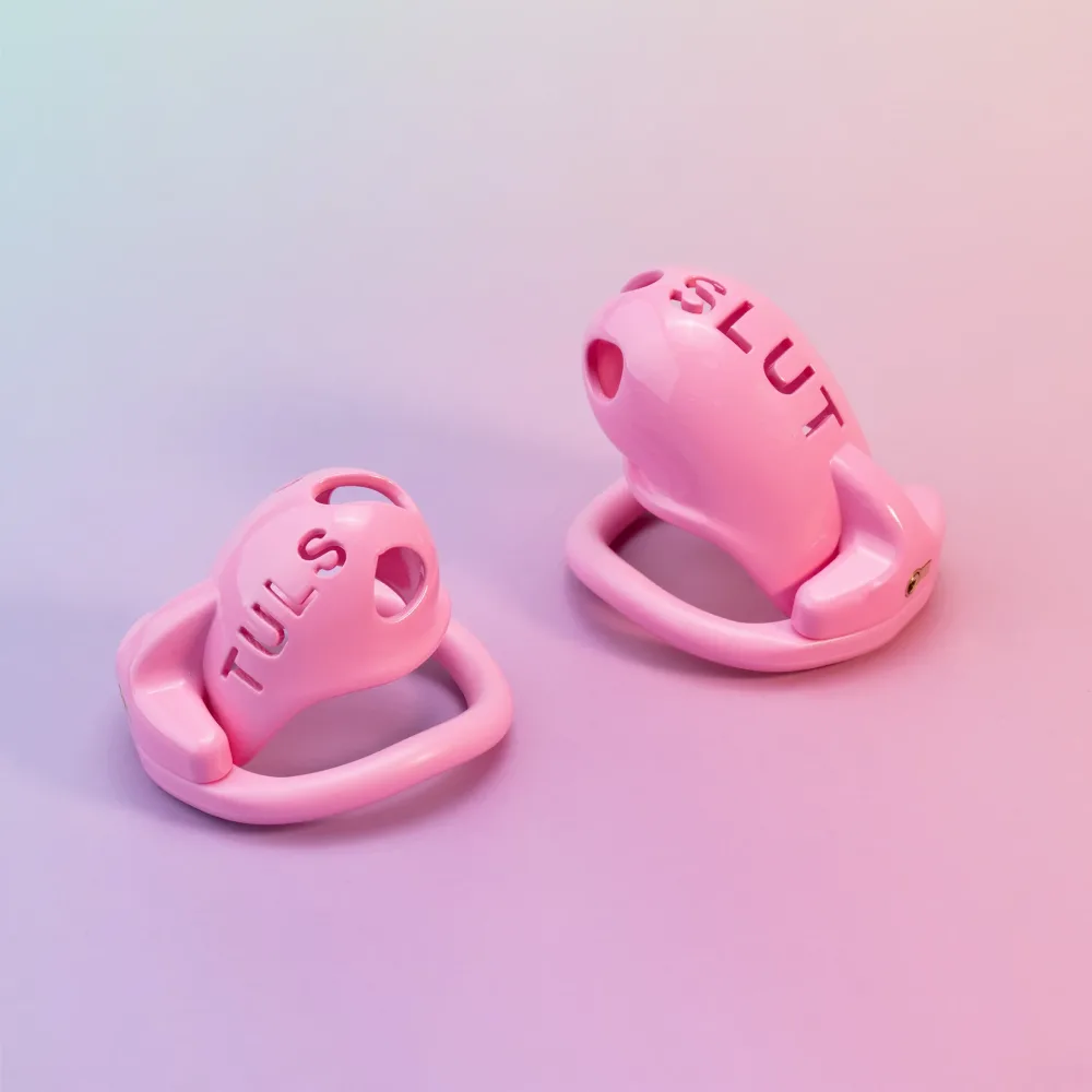 Detalhe da letra SLUT recortada na tela do cinto de castidade rosa