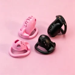 Cintos de castidade com letra SLUT vazada nas cores preto e rosa