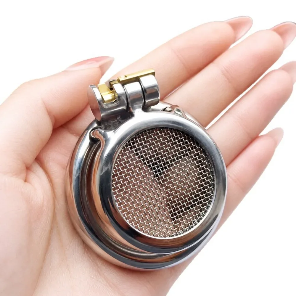 Cinto de castidade masculino plano na palma da mão mostrando o tamanho real compacto