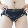 Harness de strapon de couro sintético vestido, com argola O-ring central e tiras de perna com fivela
