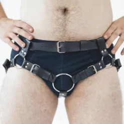 Harness de strapon de couro sintético vestido, com argola O-ring central e tiras de perna com fivela
