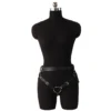 Harness de strapon de couro sintético montado em manequim, mostrando o desenho das tiras
