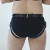 Vista traseira do harness de strapon, com traseira aberta e cinto de cintura com fivela