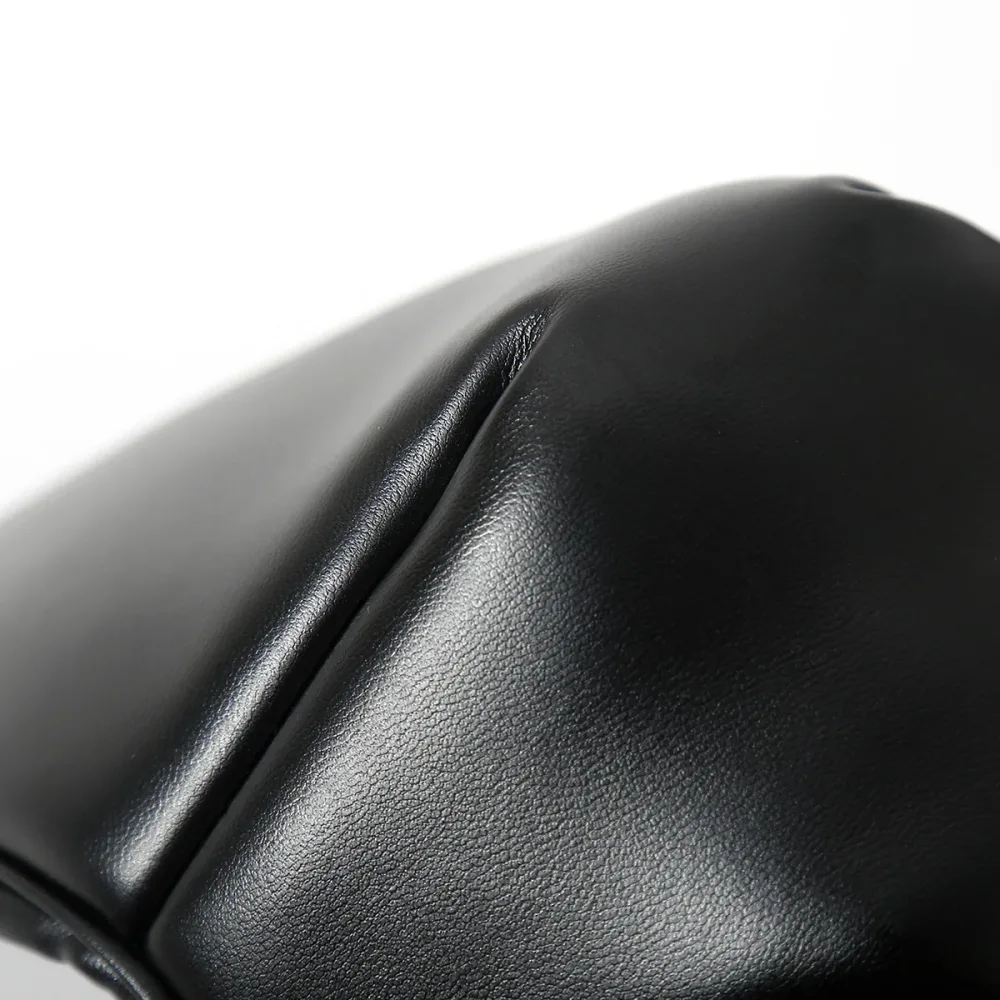 Detalhe do acolchoamento da capa em couro sintético, responsável pelo conforto ao engatinhar