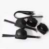 Conjunto completo com as quatro capas acolchoadas e as doze tiras de couro com fivela