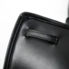 Detalhe do passante costurado na capa acolchoada, por onde a tira de couro atravessa