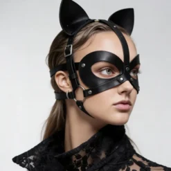 Perfil da máscara felina mostrando a argola prateada, a fivela de ajuste e a tira abaixo do queixo