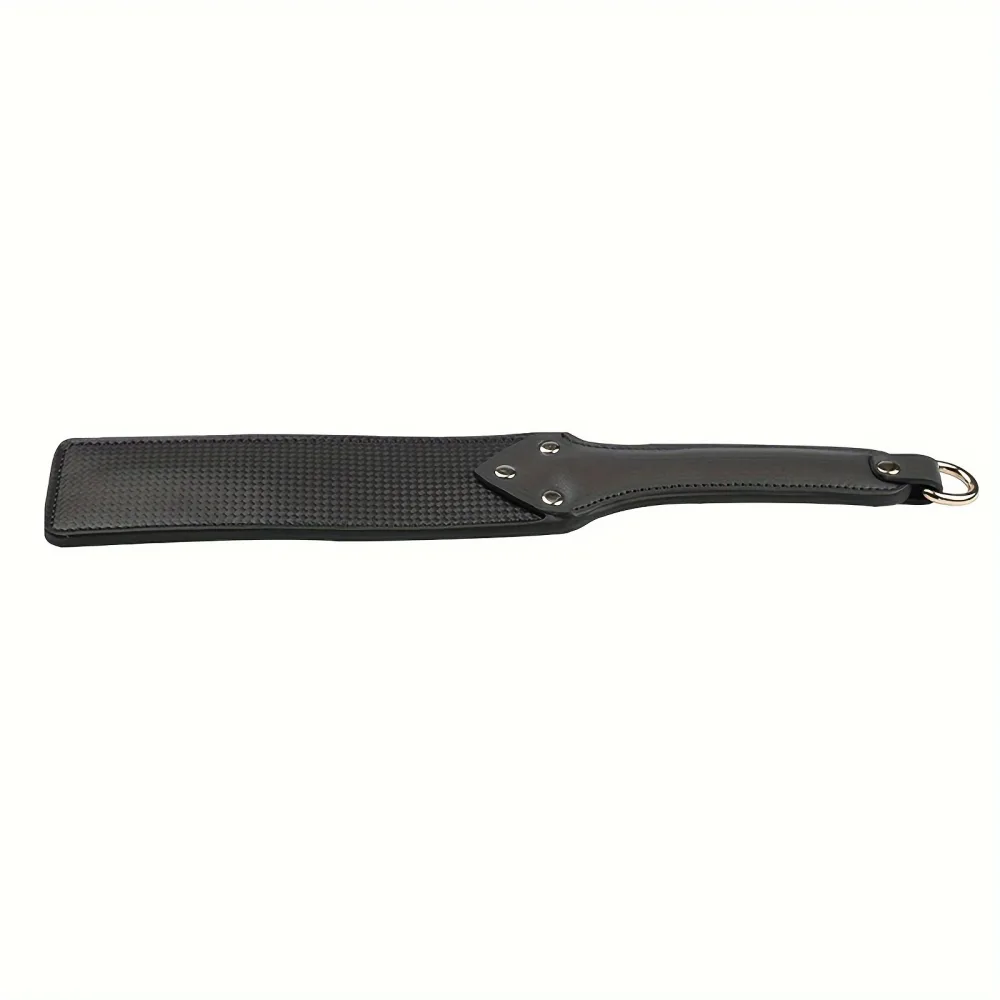 Paddle de spanking de couro sintético preto com pá texturizada, cabo rebitado e argola em D