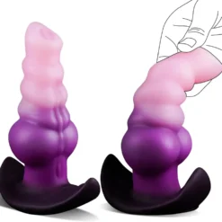 Plug anal fantasia vibratório visto de frente e de lado, com a ponta sendo dobrada entre os dedos