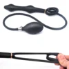 Plug anal inflável duplo conectado à bomba manual, com detalhe da argola dupla de silicone