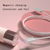 Base metálica do estimulador clitoriano Agulha recebendo o cabo de carga magnético USB