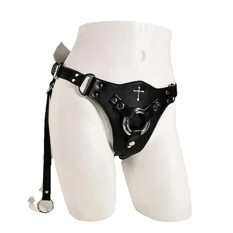 Arreio strapon de couro preto com asas de morcego