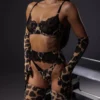 Detalhe das luvas longas e da meia de leopardo do conjunto