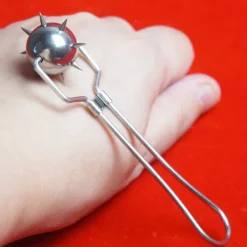 Esfera de espinhos apoiada sobre a mão mostrando o tamanho compacto