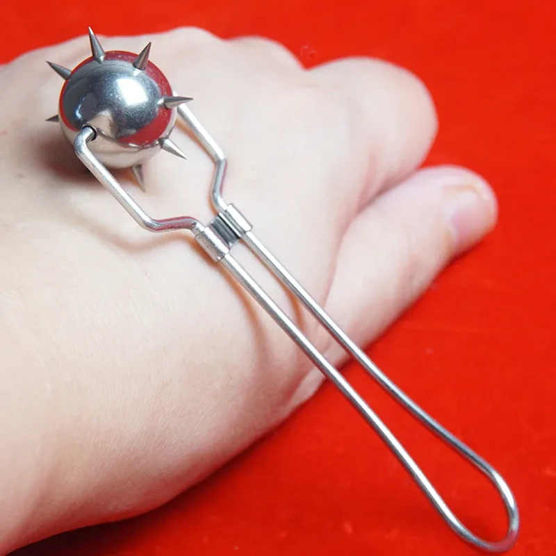 Esfera de espinhos apoiada sobre a mão mostrando o tamanho compacto