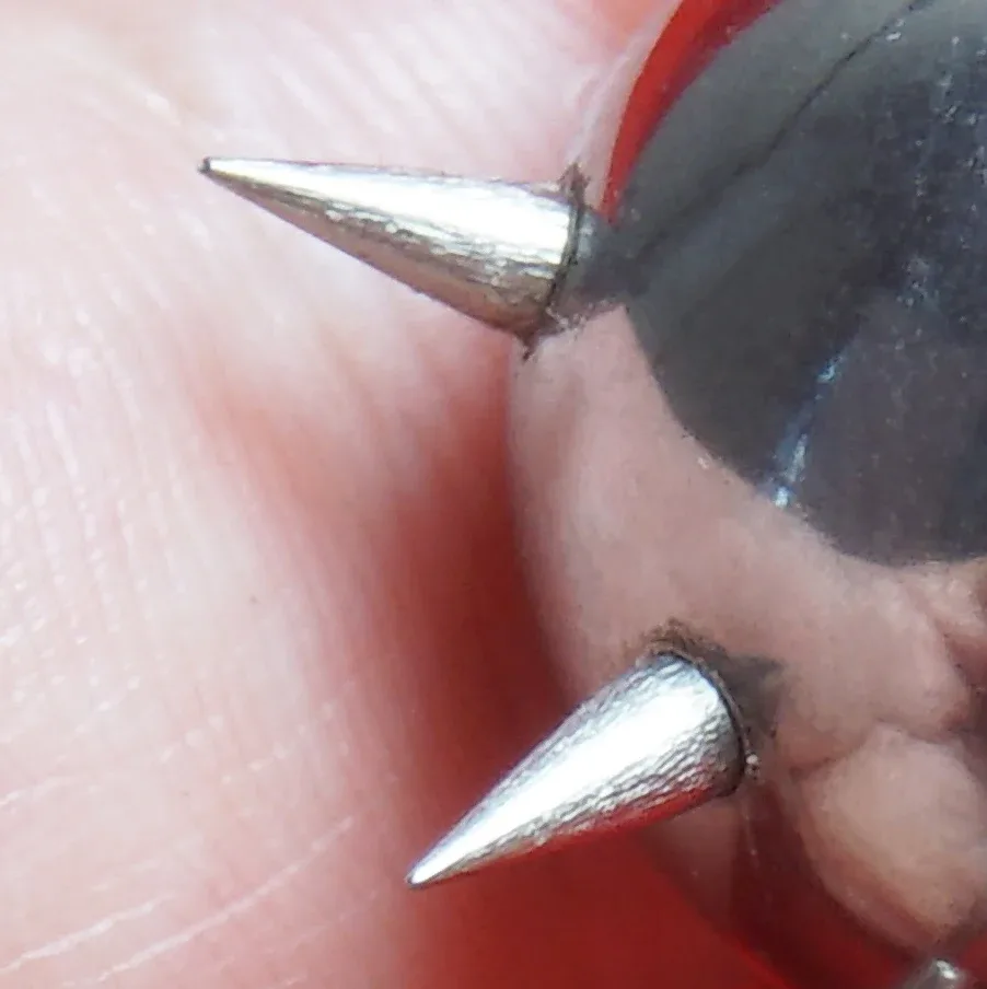 Detalhe macro das pontas cônicas de metal do cetro de espinhos