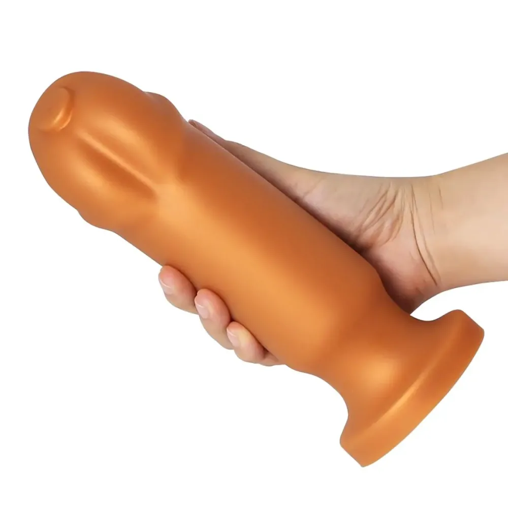 Tamanho XL do dildo anal segurado na mão para comparação de escala
