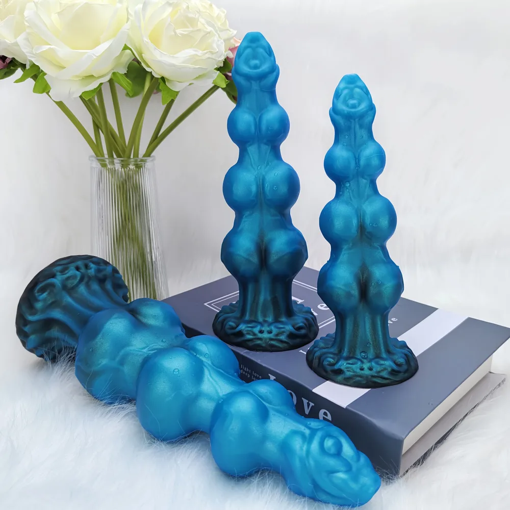 Detalhe da base em ventosa esculpida como pata do dildo canino