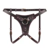Harness para pegging Dominion modelo high-end em couro preto com costura vermelha e ferragem dourada