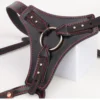 Detalhe do O-ring metálico removível e dos rebites dourados do harness