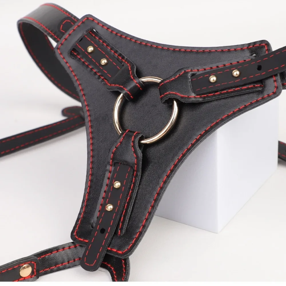 Detalhe do O-ring metálico removível e dos rebites dourados do harness