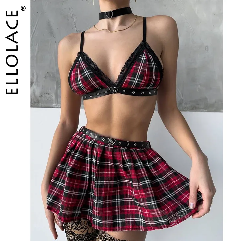 Conjunto Escolar Cativa xadrez vermelho e preto com bralette, mini saia e coleira, fivela de coração