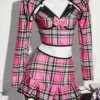 As três peças da fantasia de colegial xadrez rosa em manequim, bolero, top e saia