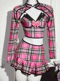 As três peças da fantasia de colegial xadrez rosa em manequim, bolero, top e saia