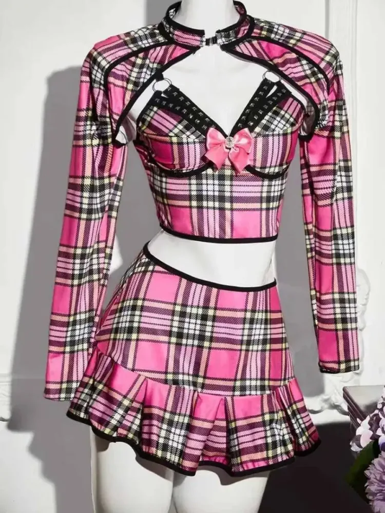 As três peças da fantasia de colegial xadrez rosa em manequim, bolero, top e saia